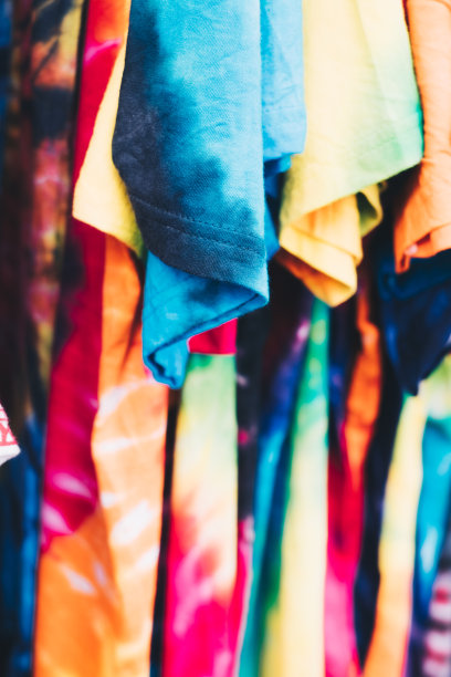 一系列色彩缤纷的男女皆宜的扎染衬衫图片下载