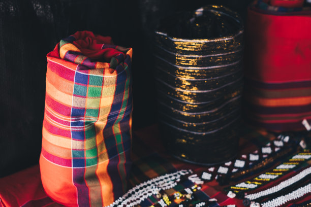 传统颜色和红色格子图案的手工编织T'boli malalong“筒裙”竖卷图片下载