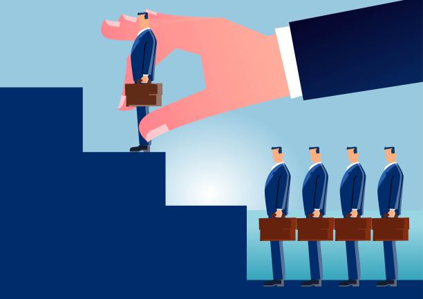 促销和促销，从排成一排的商家中挑选一件，放在楼梯的顶部图片下载