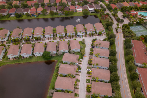 佛罗里达州的社区。迈阿密的豪宅。现代家庭图片下载