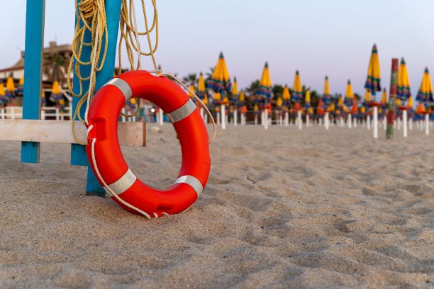 救生员漂浮在海边度假小镇的沙滩上图片下载
