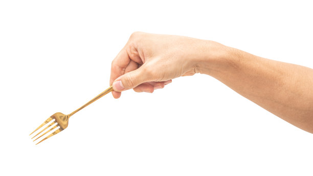 一个男人手里拿着一把金色的钢叉。图片下载
