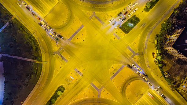 在科尼亚，车辆在夜间交通灯前等候图片下载