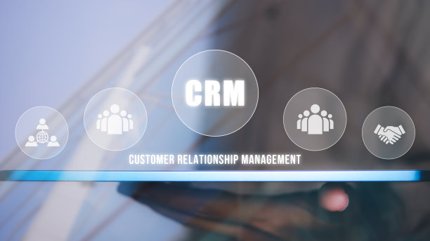 客户关系管理，客户关系管理，客户服务，社交媒体。在线数字营销。商人使用平板电脑配合客户网络技术。图片下载