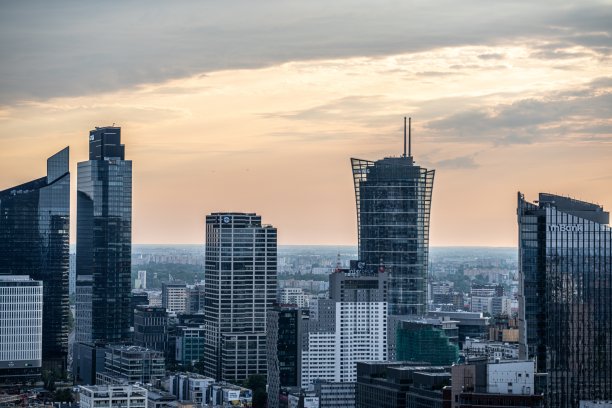 华沙商业中心的日落和摩天大楼图片下载