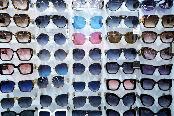 精选现代时尚太阳镜展出图片下载