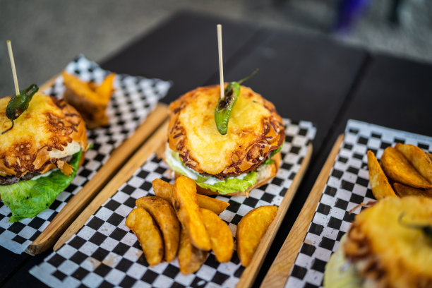 汉堡和薯角的特写图片下载