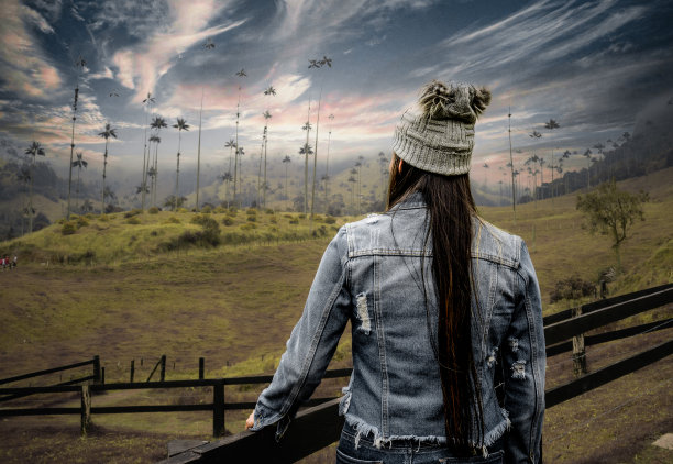 有翅膀的年轻女子坐在座位上图片下载