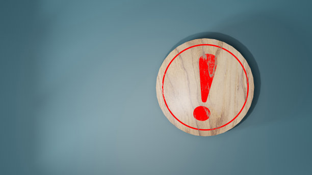 感叹号概念上的木材在蓝色的背景。与copyspace放你的文字或标志。图片下载