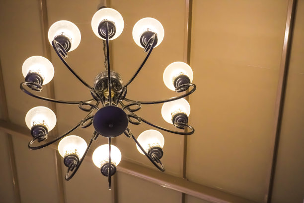 明亮的室内装饰悬挂灯泡。复古复古风格灯与金属铁框架的住房，家庭和客厅图片下载