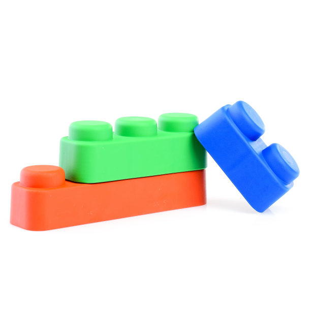 多色塑料儿童施工工具包，孤立在一个白色的背景。设计和建模。发展儿童的运动技能和思维。建立不同的模型图片下载