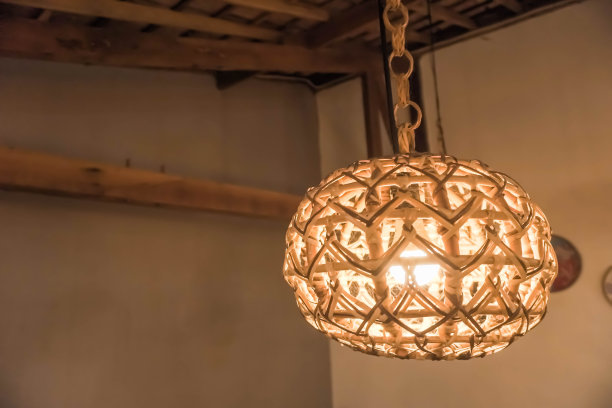 夜晚的照片，明亮的悬挂灯与传统的编织竹盖或藤木图片下载