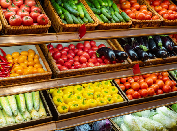 各种各样的新鲜蔬菜在商店货架上，在市场柜台上。图片下载