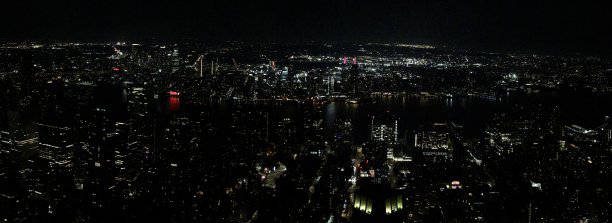 2023年7月从屋顶拍摄的纽约天际线的夜晚照片，这座城市从不沉睡，有着美妙的照明建筑图片下载