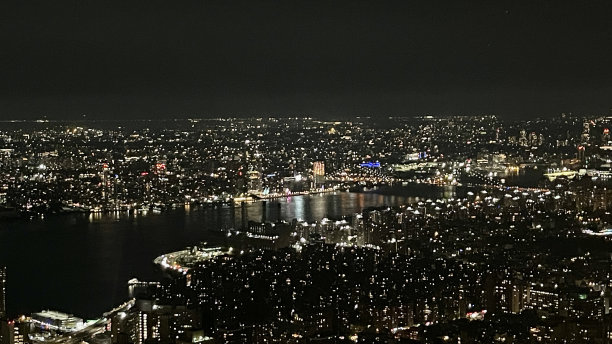 2023年7月从屋顶拍摄的纽约天际线的夜晚照片，这座城市从不沉睡，有着美妙的照明建筑图片下载