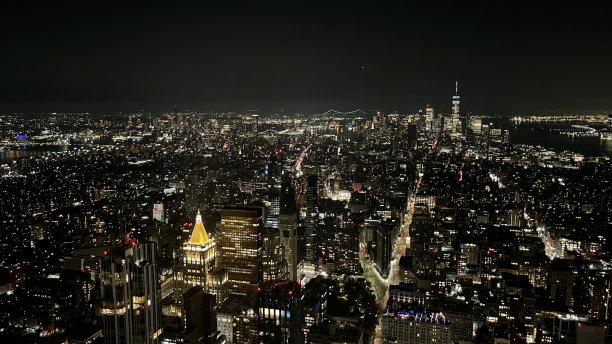 2023年7月从屋顶拍摄的纽约天际线的夜晚照片，这座城市从不沉睡，有着美妙的照明建筑图片下载