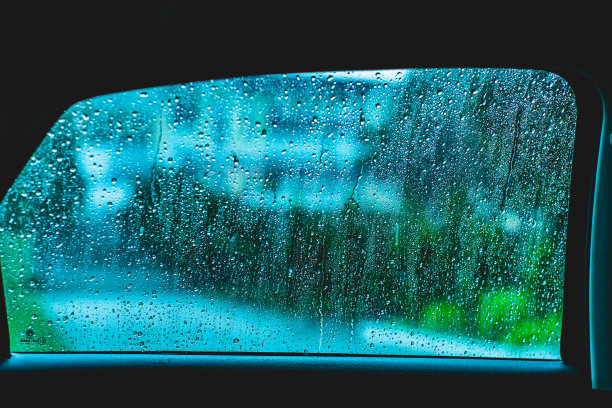 雨滴落在车窗上。暴雨。极端天气。玻璃上的水滴图片下载