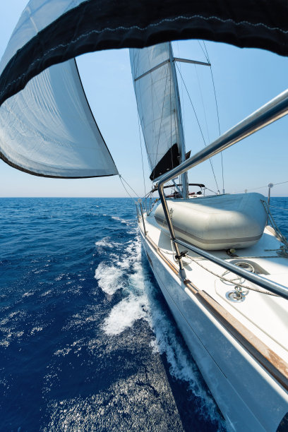 乘帆船航行图片下载