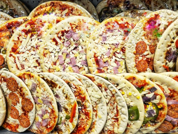 超市里一排新鲜的披萨图片下载