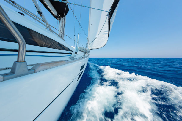 乘帆船航行图片下载