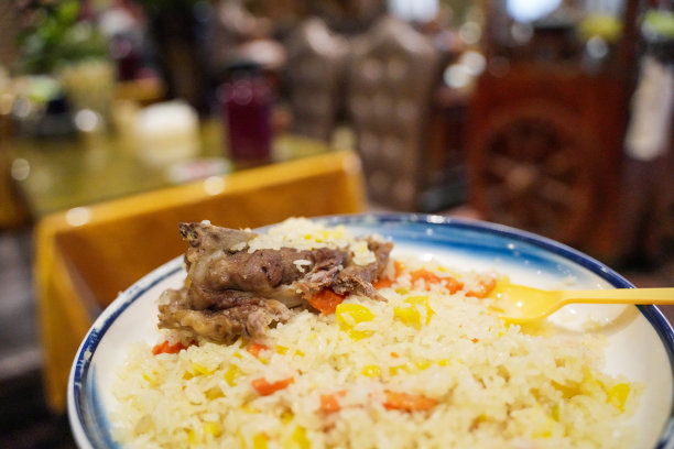 一道美味的中国新疆菜，羊肉手抓饭图片下载