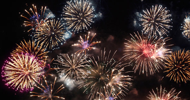 绿色烟花庆祝2024年7月4日新年佳节。绿色的烟花在夜晚庆祝国庆节。新年倒数2024年节日晚会时间活动图片下载