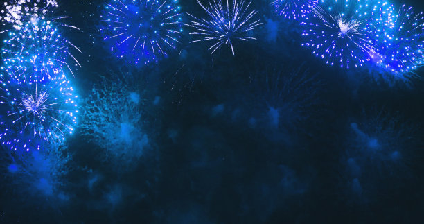 蓝色烟花庆祝2024年7月4日新年快乐节日。蓝色的烟花在晚上庆祝国庆节。新年倒计时2023年节日晚会时间活动图片下载