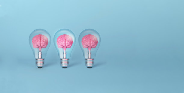 大脑上的灯泡在蓝色的背景下从人群中脱颖而出。图片下载