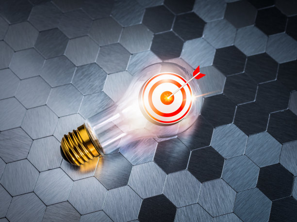 数字营销企业成功理念。3d目标镖图标创意灯泡发光六边形图案地板背景。商业成功的创新动机和技术。图片下载