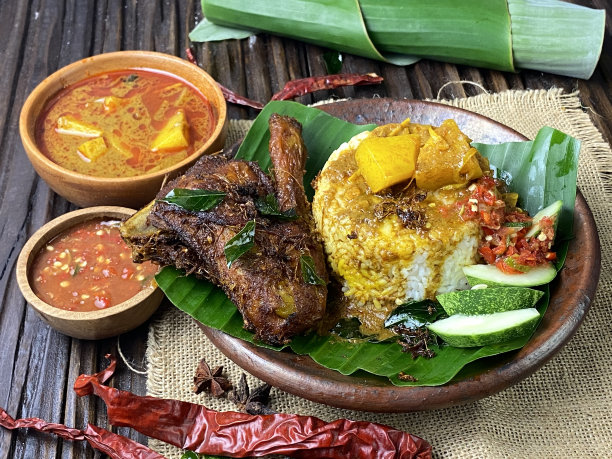 马来西亚菜:Nasi Lemak。用椰奶和香兰叶烹制的香喷喷的米饭，在马来西亚很常见。佐以参巴、凤尾鱼、花生和黄瓜。图片下载