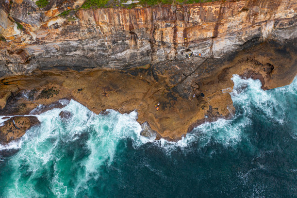 无人机拍摄的人们用鱼竿钓鱼的照片图片下载