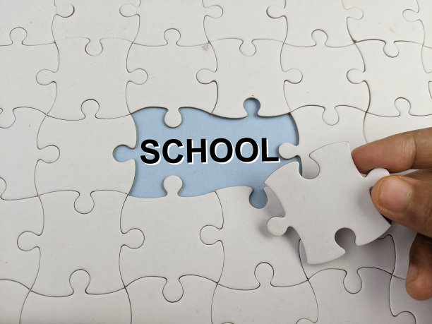 学校缺课文的一块拼图图片下载