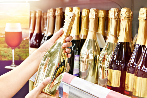 手里拿着一瓶金色的香槟图片下载