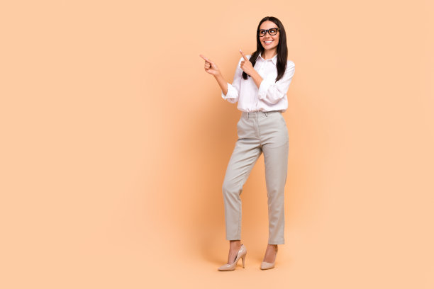 欢快华丽的律师女孩的全身肖像看起来表明手指空白的空间提供孤立的米色背景图片下载
