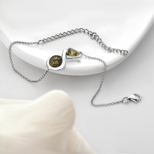 优雅的珠宝套装。镶有宝石的珠宝。首饰配件拼贴。产品静物概念。戒指、项链和耳环。图片下载