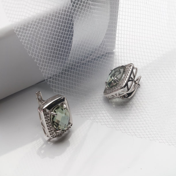 优雅的珠宝套装。镶有宝石的珠宝。首饰配件拼贴。产品静物概念。戒指、项链和耳环。图片下载