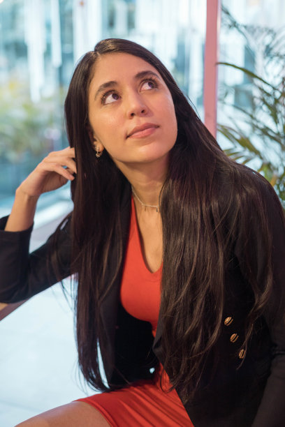 拉丁女人直发休息时摆姿势，女模特和迷人的时尚图片下载