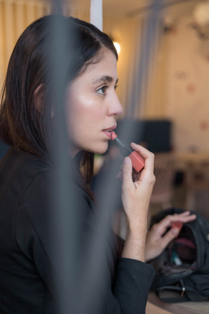 专业美容职业，直发抹口红的拉丁人肖像图片下载