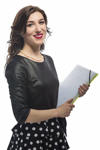 肖像的积极和微笑成熟的高加索商务妇女在深色连衣裙与彩色文件夹对白色图片下载