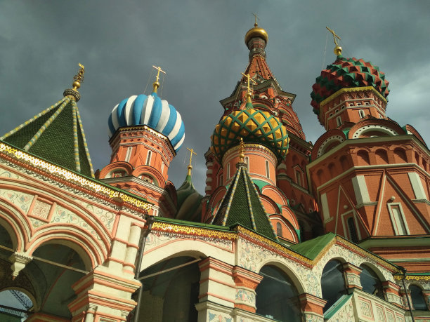 莫斯科红场上圣巴西尔大教堂的圆顶，底部视图图片下载