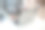 怀孕的女商人坐在桌边玩手机，在咖啡馆用笔记本电脑工作。孕妇通过手机app网购，近距离图片下载