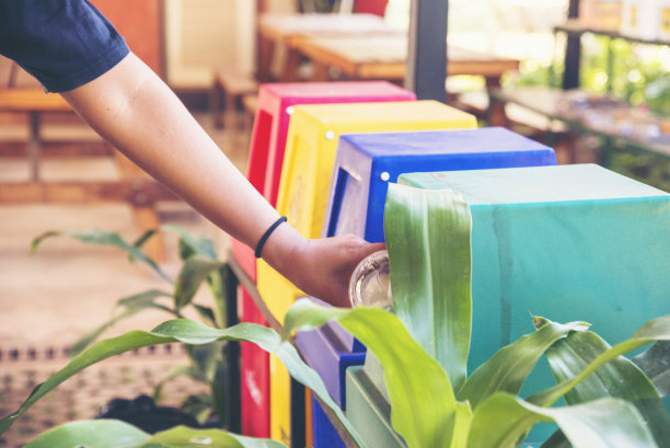 男人们用手把垃圾桶分类，垃圾回收站，废塑料容器收集。再利用、减量化、回收分类处理可持续生活方式垃圾，绿色花园垃圾桶塑料箱图片下载