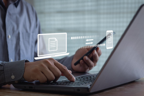 传输文件的概念。笔记本电脑和智能手机之间的数据传输。数据传输文件之间的文件夹，备份数据，文件的交换。虚拟文档加载到另一个文件夹。流媒体下载。图片下载