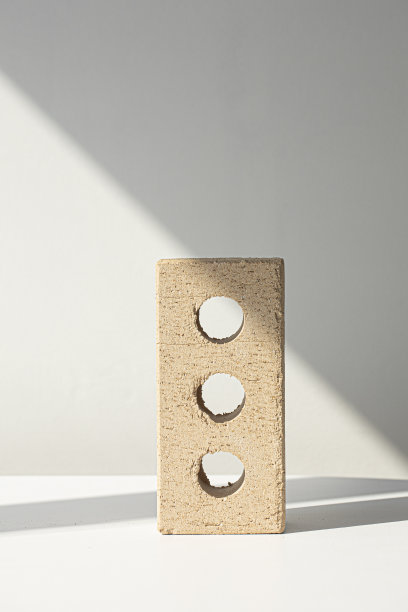 带孔的米色砖砌块图片下载