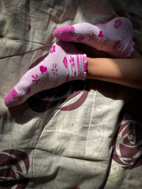 孩子们穿着暖袜子的脚图片下载