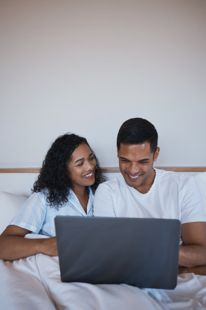笔记本电脑，放松和幸福的夫妻在床上，结合和享受流媒体，电影或浏览在他们的家。网上，电影和男人和女人在卧室周末，娱乐和订阅图片下载