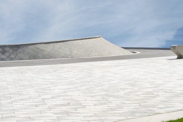 空的一楼有现代的城市景观和办公大楼。图片下载