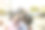 多民族的千禧一代朋友在街上自拍。一群兴高采烈的多种族年轻潮人笑着在外面拍照，看着相机。图片下载