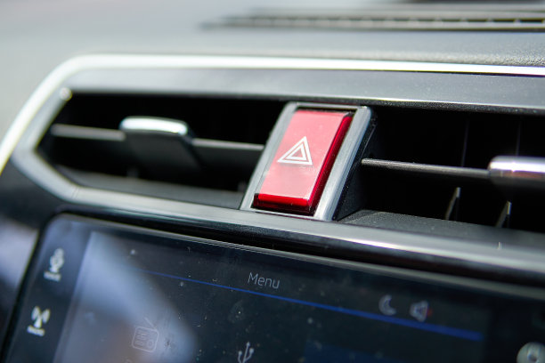 危险灯按钮。汽车内饰库存照片图片下载
