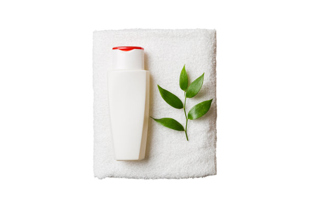 化妆品的头发护理，奶油和毛巾隔离在白色背景顶视图。平躺图片下载